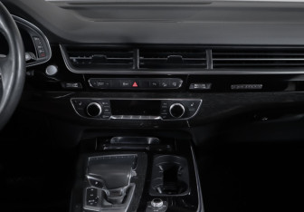 Подержанный автомобиль Audi Q7 2015 года (13 фото)