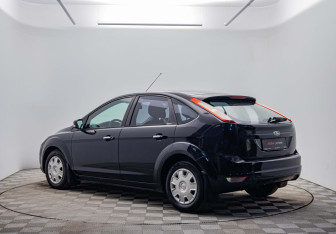 Подержанный автомобиль Ford Focus Hatchback 2010 года (7 фото)