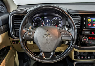 Подержанный автомобиль Mitsubishi Outlander 2020 года (22 фото)