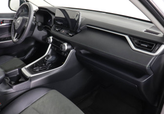 Подержанный автомобиль Toyota RAV4 2023 года (10 фото)