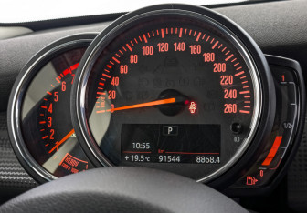 Подержанный автомобиль MINI Hatch 2018 года (16 фото)