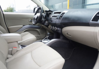 Подержанный автомобиль Citroen C-Crosser 2008 года (11 фото)