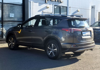 Подержанный автомобиль Toyota RAV4 2017 года (7 фото)