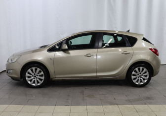 Подержанный автомобиль Opel Astra Hatchback 2011 года (8 фото)