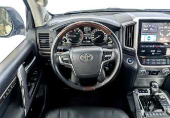 Подержанный автомобиль Toyota Land Cruiser Suv 2017 года (22 фото)