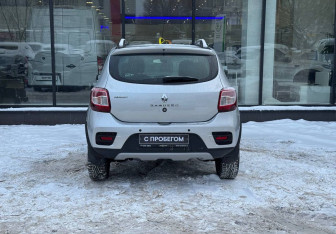 Подержанный автомобиль Renault Sandero 2017 года (7 фото)