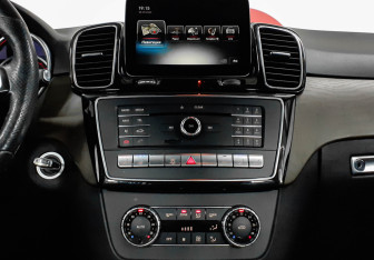 Подержанный автомобиль Mercedes-Benz GLE 2016 года (13 фото)