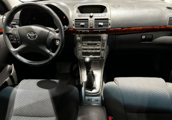 Подержанный автомобиль Toyota Avensis Wagon 2006 года (13 фото)