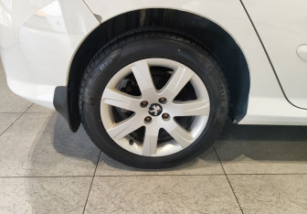 Подержанный автомобиль Peugeot 308 Hatchback 2011 года (12 фото)