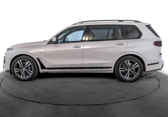 Подержанный автомобиль BMW X7 2022 года (8 фото)