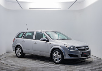 Подержанный автомобиль Opel Astra Wagon 2012 года (3 фото)