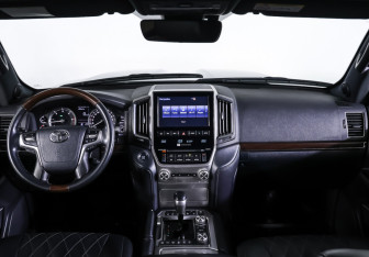 Подержанный автомобиль Toyota Land Cruiser Suv 2017 года (17 фото)