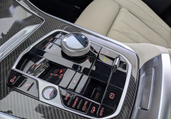 Подержанный автомобиль BMW X7 2024 года (20 фото)