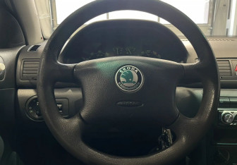 Подержанный автомобиль Skoda Octavia Liftback 2006 года (13 фото)