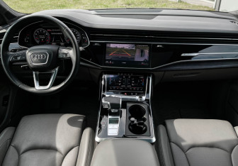 Подержанный автомобиль Audi Q7 2021 года (12 фото)