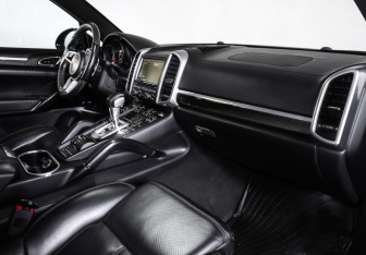 Подержанный автомобиль Porsche Cayenne 2016 года (10 фото)
