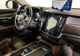Подержанный автомобиль Volvo V90 Cross Country 2019 года (9 фото)