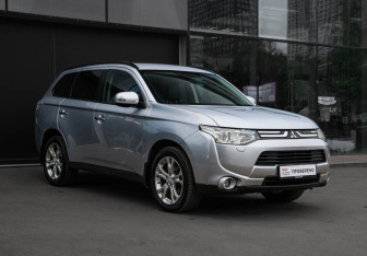 Подержанный автомобиль Mitsubishi Outlander 2012 года (3 фото)