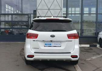 Подержанный автомобиль Kia Carnival 2018 года (6 фото)