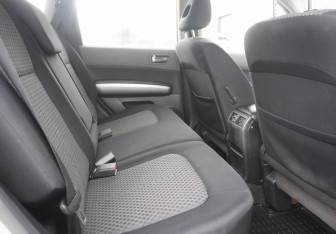 Подержанный автомобиль Nissan X-Trail 2008 года (10 фото)