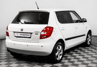Подержанный автомобиль Skoda Fabia Hatchback 2012 года (5 фото)