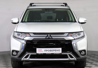 Подержанный автомобиль Mitsubishi Outlander 2021 года (2 фото)