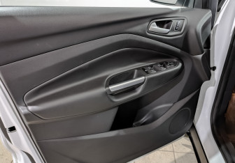 Подержанный автомобиль Ford Kuga 2017 года (18 фото)