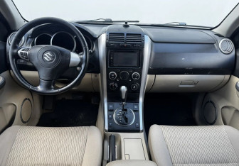 Подержанный автомобиль Suzuki Grand Vitara 2013 года (9 фото)