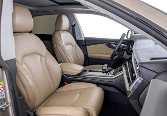 Подержанный автомобиль Audi Q8 2019 года (25 фото)