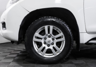 Подержанный автомобиль Toyota Land Cruiser Prado 2011 года (23 фото)