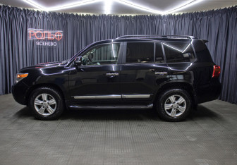 Подержанный автомобиль Toyota Land Cruiser Suv 2013 года (8 фото)