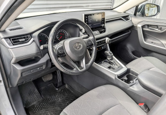 Подержанный автомобиль Toyota RAV4 2019 года (16 фото)
