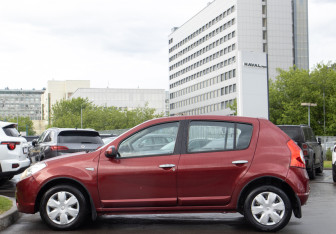 Подержанный автомобиль Renault Sandero 2011 года (6 фото)