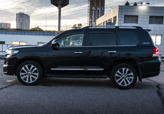 Подержанный автомобиль Toyota Land Cruiser Suv 2016 года (8 фото)