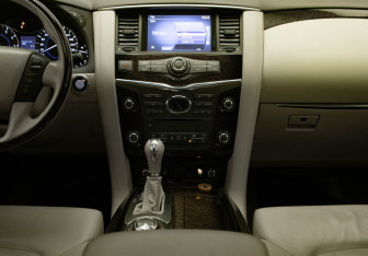 Подержанный автомобиль Infiniti QX56 2012 года (19 фото)