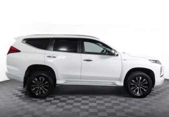 Подержанный автомобиль Mitsubishi Montero Sport 2022 года (4 фото)