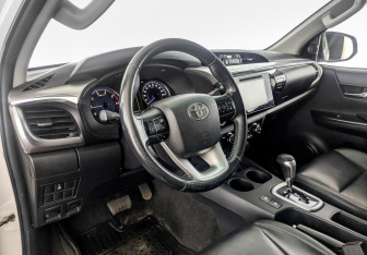 Подержанный автомобиль Toyota Hilux 2016 года (16 фото)