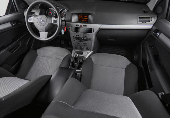 Подержанный автомобиль Opel Astra Sedan 2011 года (18 фото)