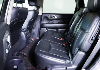 Подержанный автомобиль Nissan Pathfinder 2015 года (10 фото)