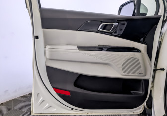 Подержанный автомобиль Kia Carnival 2022 года (19 фото)