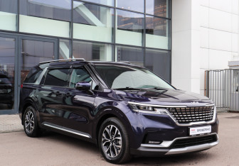 Подержанный автомобиль Kia Carnival 2023 года (3 фото)