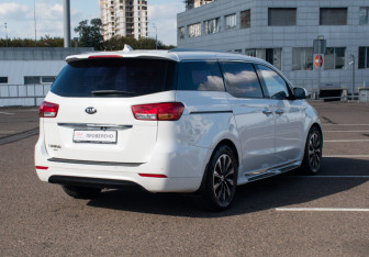 Подержанный автомобиль Kia Carnival 2016 года (5 фото)