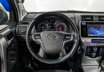 Подержанный автомобиль Toyota Land Cruiser Prado 2019 года (22 фото)