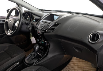 Подержанный автомобиль Ford Fiesta Hatchback 2017 года (13 фото)