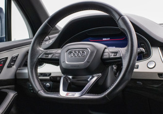 Подержанный автомобиль Audi Q7 2019 года (15 фото)