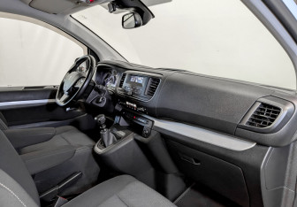 Подержанный автомобиль Peugeot Traveller 2021 года (11 фото)