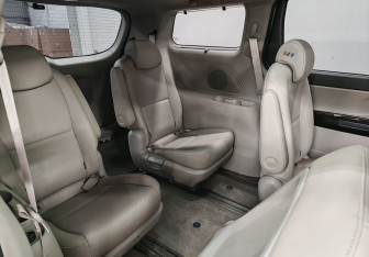 Подержанный автомобиль Kia Carnival 2018 года (15 фото)