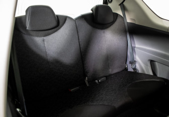 Подержанный автомобиль Peugeot 107 2011 года (9 фото)