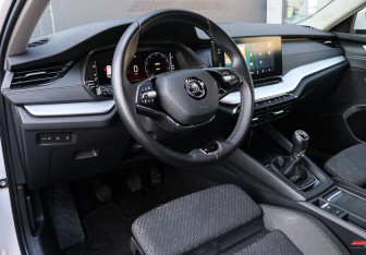 Подержанный автомобиль Skoda Octavia Wagon 2021 года (14 фото)