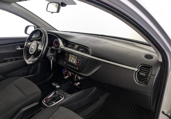 Подержанный автомобиль Kia Rio Hatchback 2021 года (10 фото)
